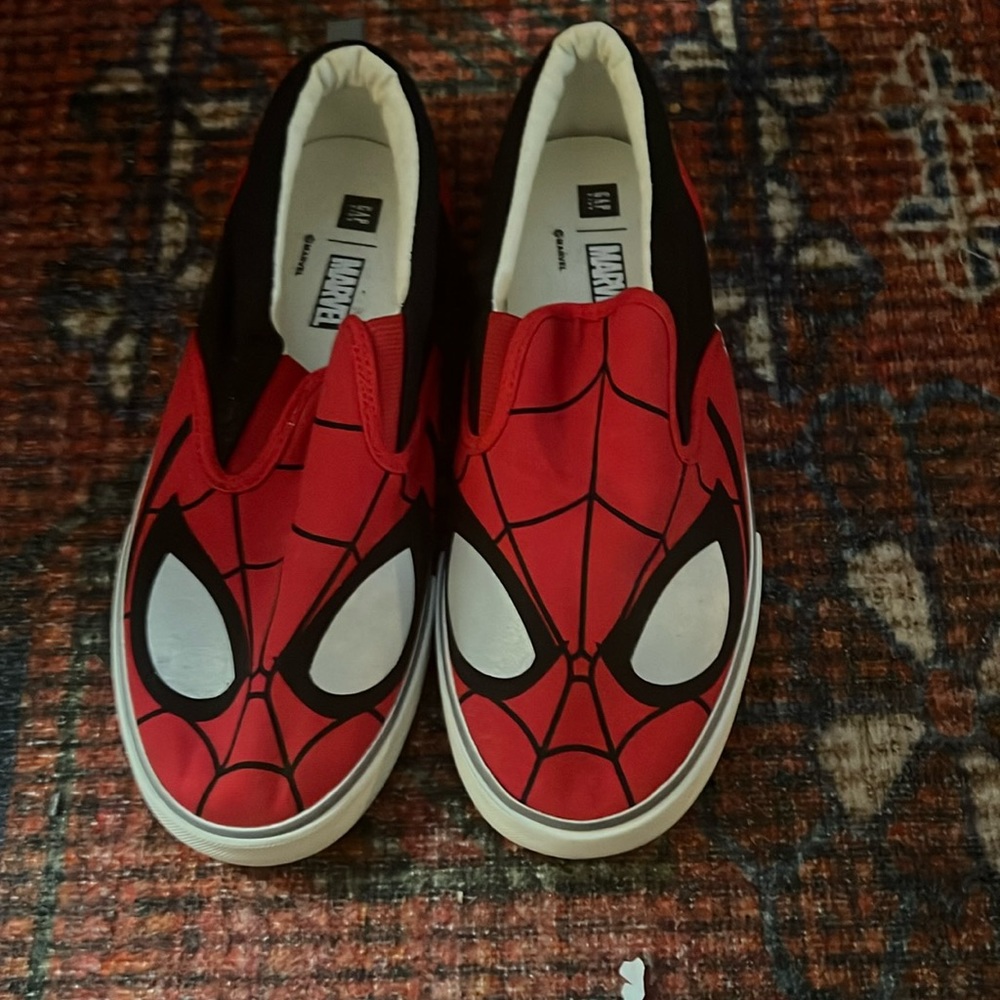 Gap boys never worn Spiderman sneakers size 6